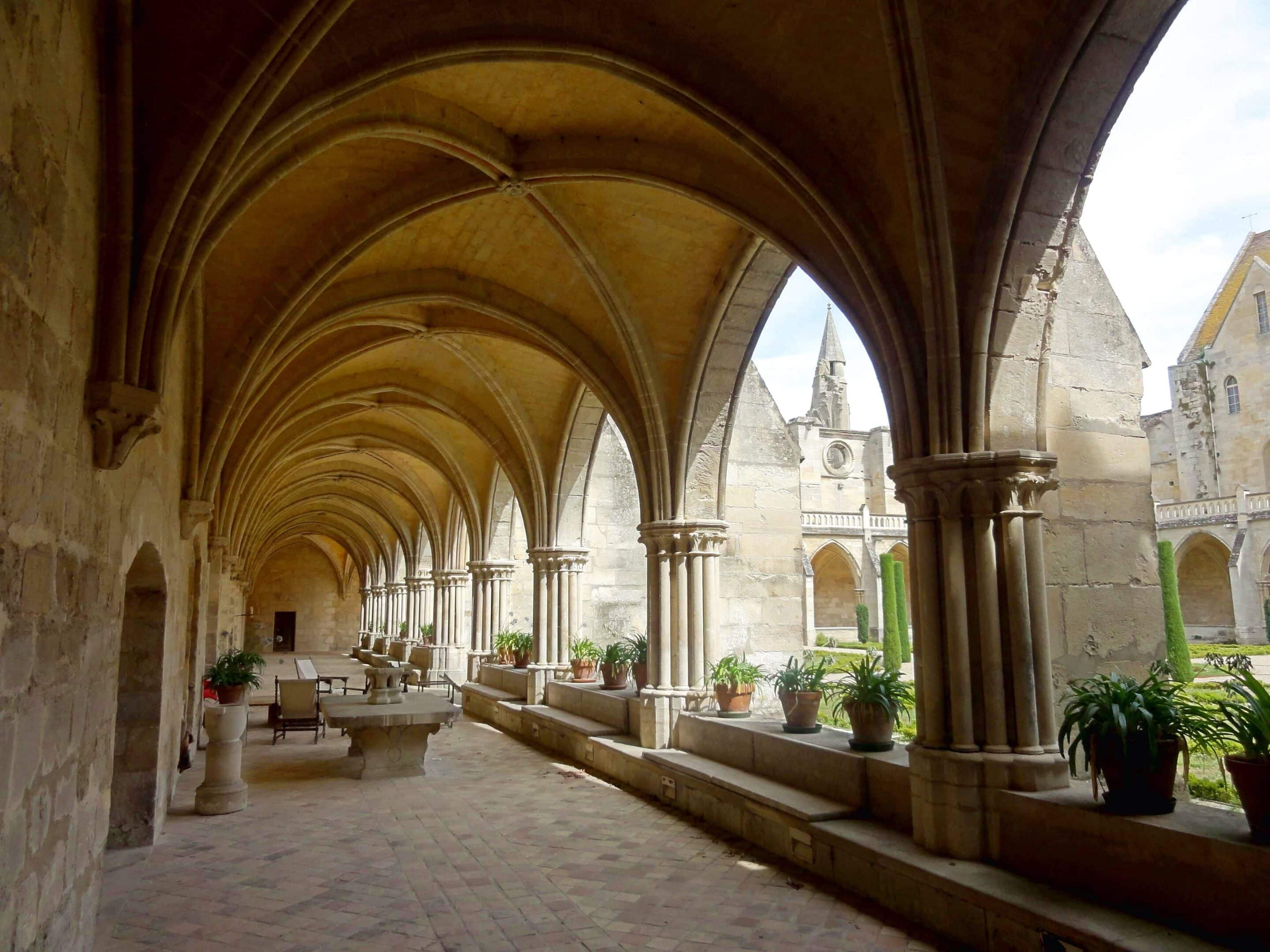 asnières sur oise (95), abbaye de royaumont, cloître, galerie ouest, vue vers le nord 1